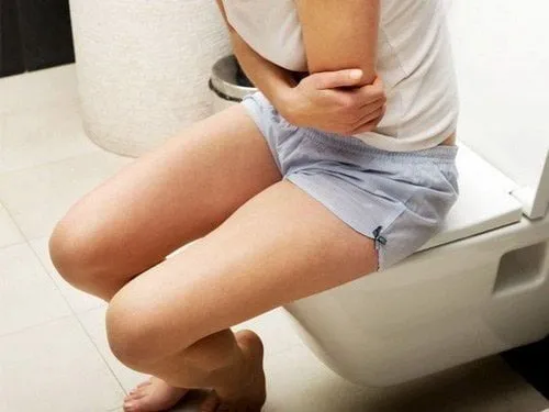 Hình ảnh một ly nước khoáng chứa magie và sulfat, giải pháp tự nhiên cải thiện tình trạng táo bón