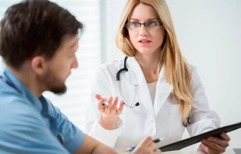 Bác sĩ đang thăm khám cho bệnh nhân sốt lạnh để chẩn đoán nguyên nhân