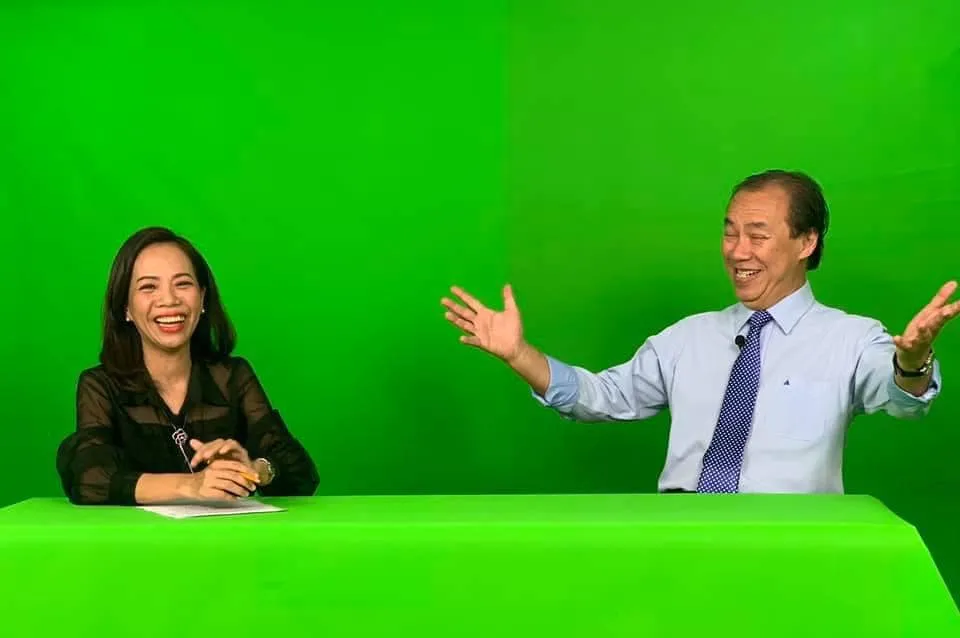 Bác sĩ Lương Lễ Hoàng chia sẻ kiến thức y khoa trên đài phát thanh cùng nhà báo Kim Ánh