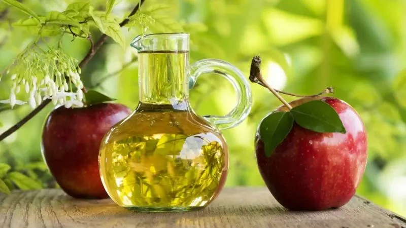 Bình xịt khoáng tự làm từ giấm táo, giúp cân bằng độ pH và làm dịu da.