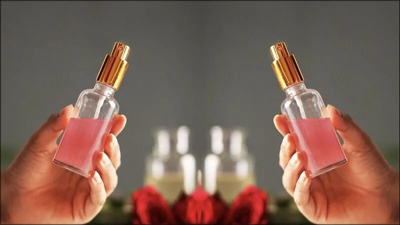 Cô gái đang xịt khoáng tự làm, minh họa tầm quan trọng của việc lưu ý cách dùng và bảo quản xịt khoáng handmade để đảm bảo hiệu quả.
