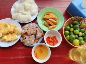 Bún đậu cô Nhàn tại khu Trung Tự, nổi tiếng với đậu phụ chiên vàng ươm và dồi rán nhân đầy đặn, là điểm đến quen thuộc cho người tìm bún đậu mắm tôm gần đây.