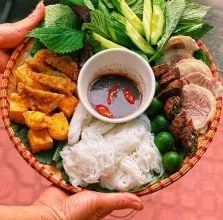 Bún đậu Đông Thái với đậu rán nóng hổi, mắm tôm đậm đà và topping phong phú, phục vụ nhanh chóng cho thực khách tìm bún đậu mắm tôm gần đây.