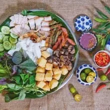 Mẹt bún đậu mắm tôm hấp dẫn với đậu chiên vàng giòn, bún lá và các loại topping tươi ngon, gợi cảm giác thèm ăn ngay lập tức.