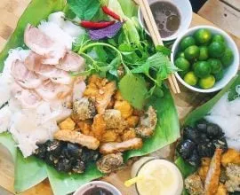Mẹt bún đậu đầy đặn tại quán Nghĩa Tân, nổi bật với đậu vàng ươm và các món ăn kèm đa dạng, sẵn sàng phục vụ thực khách tìm bún đậu mắm tôm gần đây.