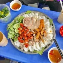 Bún đậu mắm tôm Hàng Khay với nem rán giòn tan, dồi sụn thơm lừng và mắm tôm pha chuẩn vị, là lựa chọn lý tưởng cho ai muốn thưởng thức bún đậu gần đây.