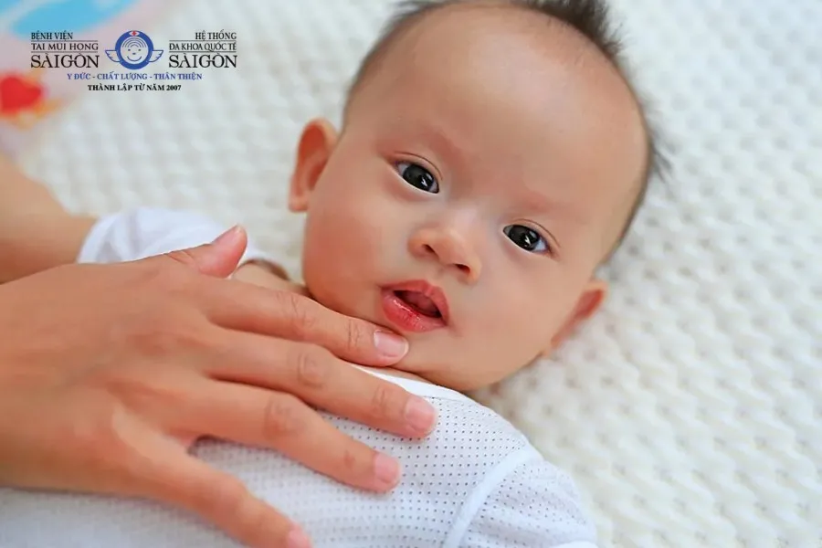 Hướng dẫn chăm sóc và vệ sinh miệng cho trẻ sơ sinh khi bị mụn nước