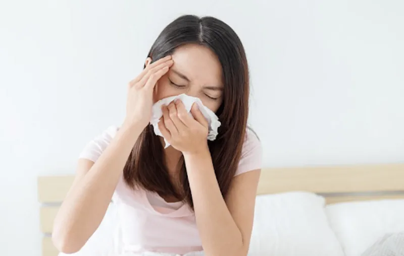 Đau rát cổ họng, sổ mũi, hắt xì là các biểu hiện thường gặp khi bị sốt nóng lạnh