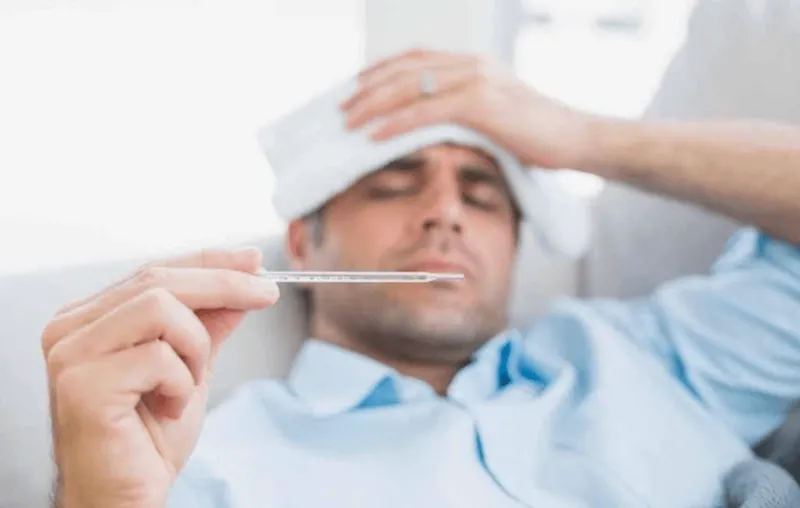 Theo dõi nhiệt độ cơ thể thường xuyên là bước quan trọng khi xử lý sốt nóng lạnh tại nhà