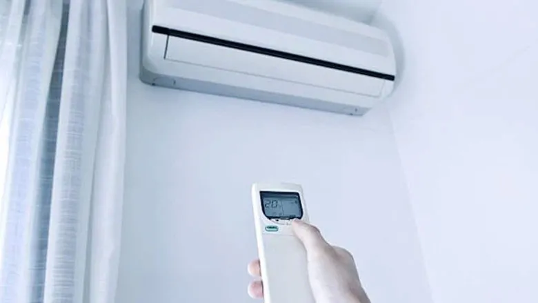 Remote điều hòa với nút MODE và biểu tượng giọt nước, hướng dẫn bật chế độ hút ẩm