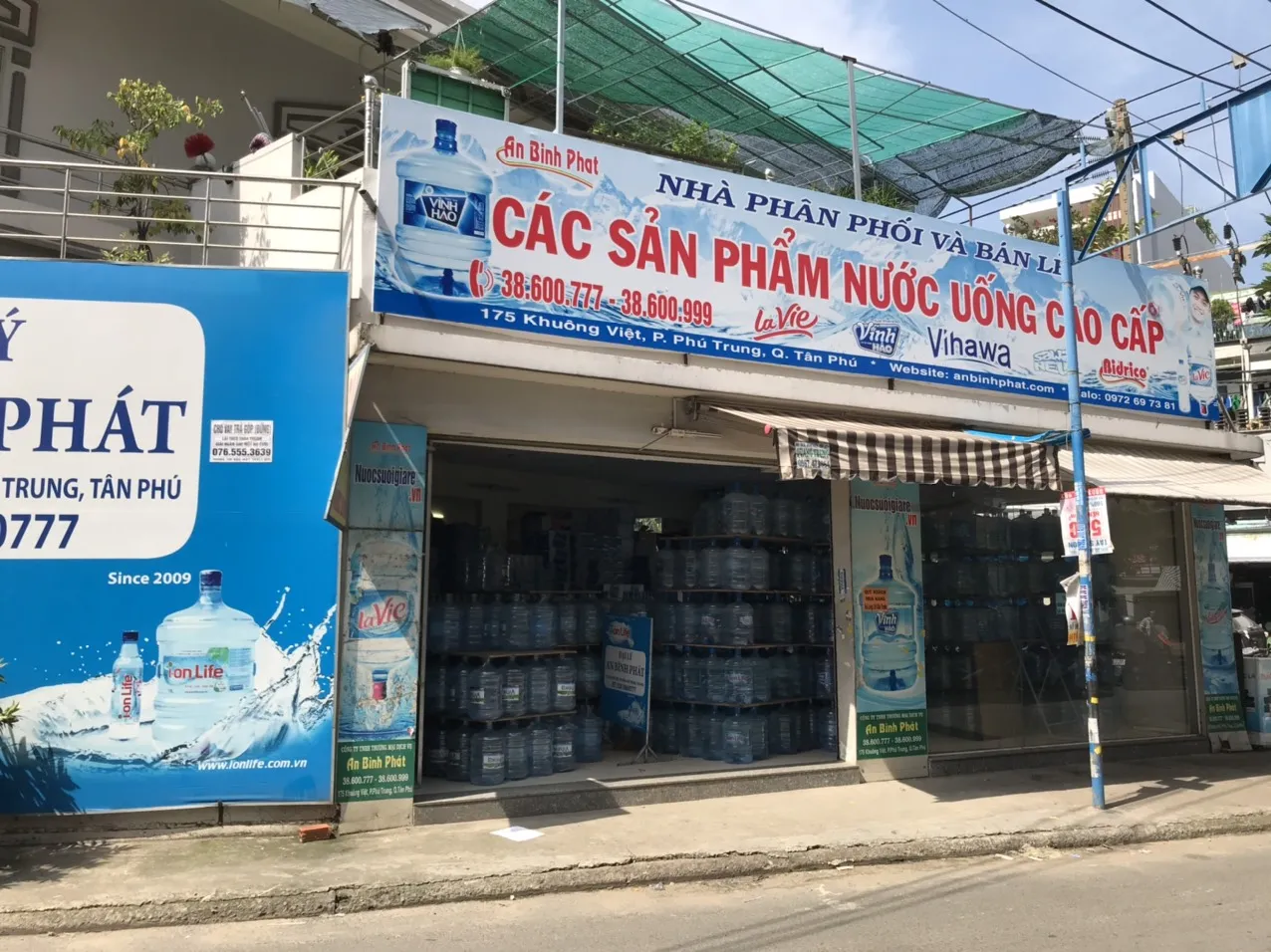 Đội ngũ giao hàng nước khoáng chuyên nghiệp từ An Bình Phát