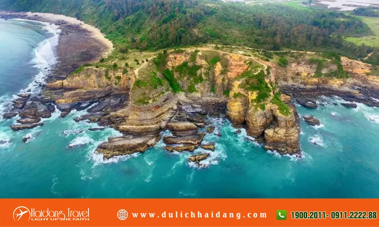 Bãi biển Cô Tô trong xanh với bờ cát trắng và những hàng cây xanh mát