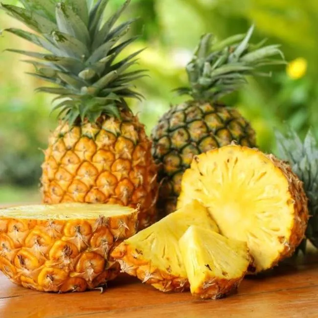 Dứa tươi đã gọt vỏ và cắt lát, thể hiện sự giàu enzyme và vitamin