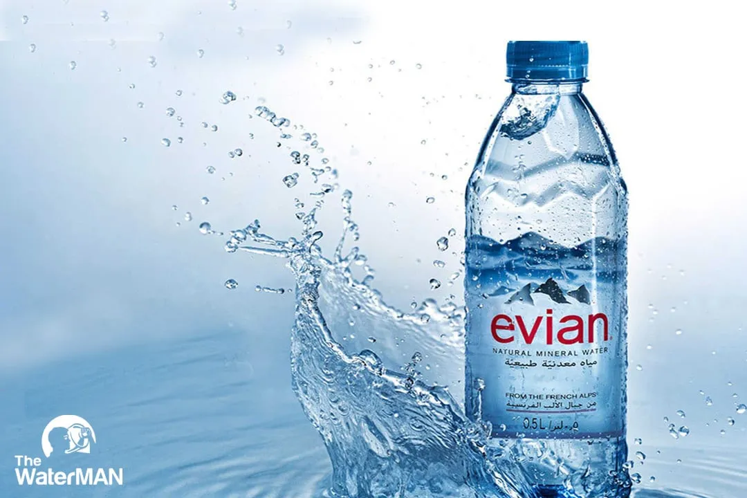 Chai nước khoáng Evian sang trọng với hình ảnh dãy núi Alps biểu tượng, minh chứng nguồn gốc tự nhiên từ Pháp.