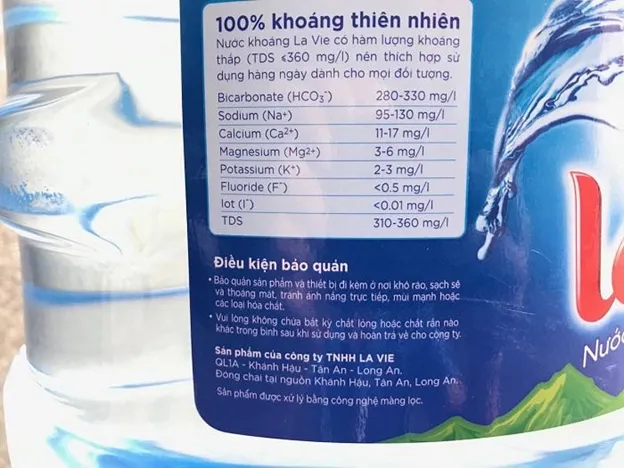 Chai nước khoáng Lavie đặt trên nền xanh tươi mát