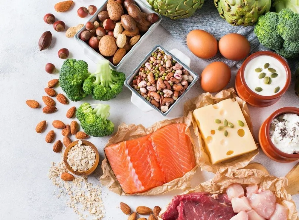 Chế độ ăn giàu protein từ thịt, sữa và các loại hạt giúp tăng cường sức đề kháng cho người bệnh sốt rét