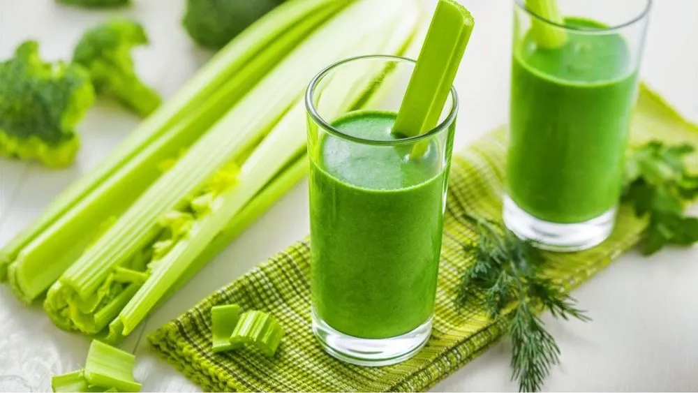 Ly nước ép cần tây nguyên chất màu xanh tươi mát, tốt cho sức khỏe