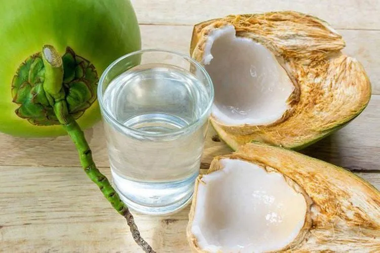 Hình ảnh ly nước dừa tươi mát, tượng trưng cho thức uống giàu điện giải hỗ trợ người bị sốt