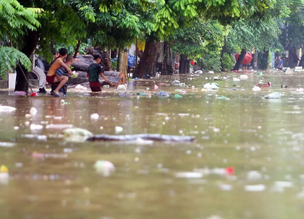 Bão lũ là một trong những nguyên nhân tự nhiên gây ô nhiễm nguồn nước