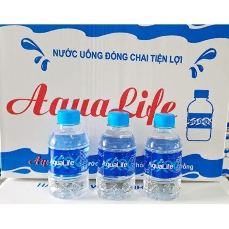 Thùng nước khoáng Thạch Bích chai nhỏ 250ml, lựa chọn hoàn hảo cho đám tiệc và hội nghị.
