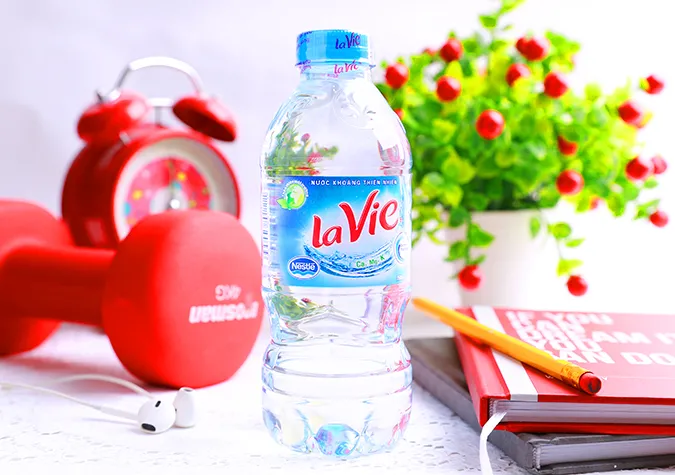 Chai nước khoáng Lavie 350ml tiện lợi