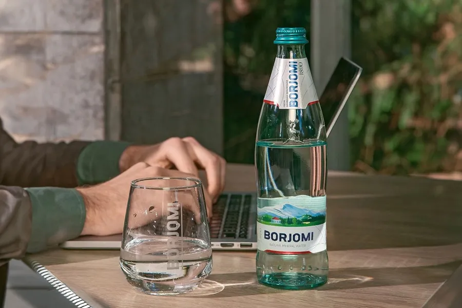 Nước khoáng Borjomi, biểu tượng của sự tinh khiết và sức khỏe từ mạch ngầm núi lửa Georgia