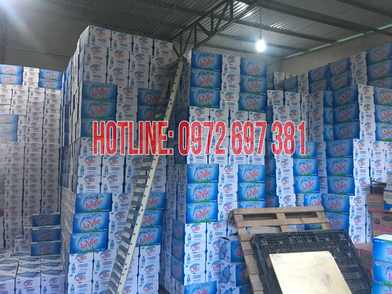 Các chai nước khoáng LaVie nhỏ gọn, biểu tượng của sự tinh khiết và tiện lợi