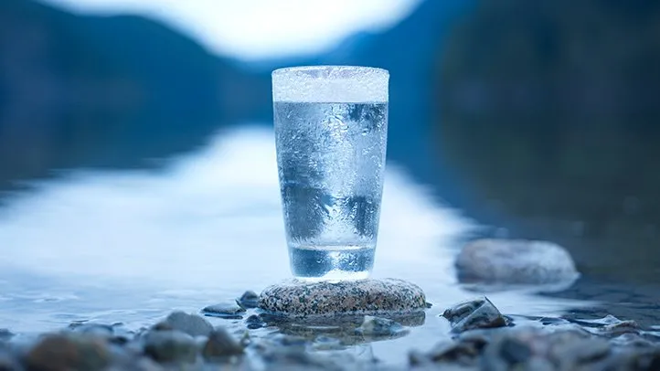 Phân biệt nước tinh khiết và nước khoáng đóng chai