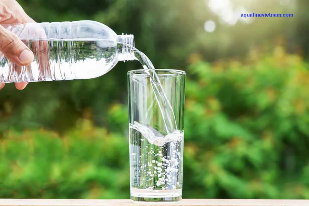 alt: Nước tinh khiết Laska và Aquafina – hai thương hiệu phổ biến trên thị trường