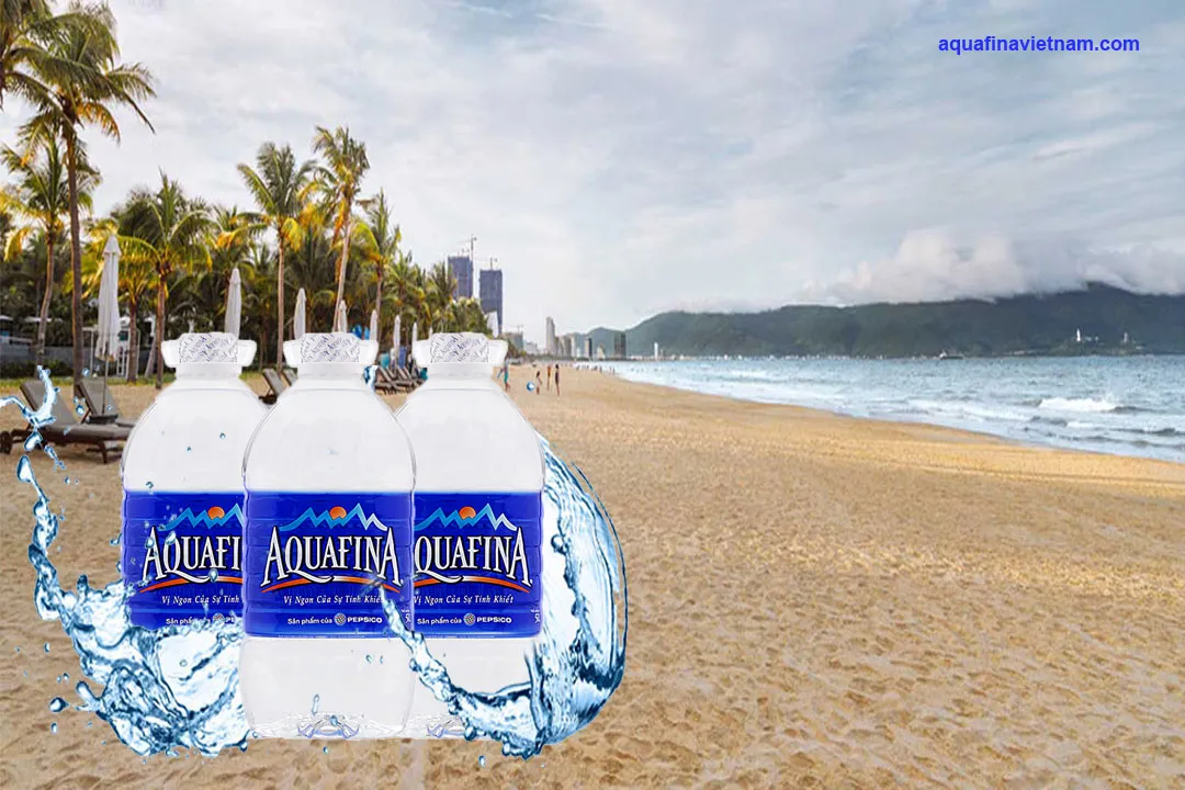 alt: Chai nước tinh khiết Aquafina với thiết kế quen thuộc và trong suốt