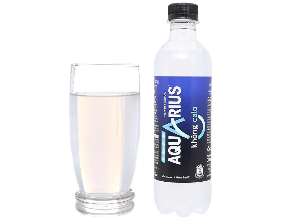 Hai chai Aquarius Zero đặt trên nền xanh tươi mát, sẵn sàng bổ sung năng lượng