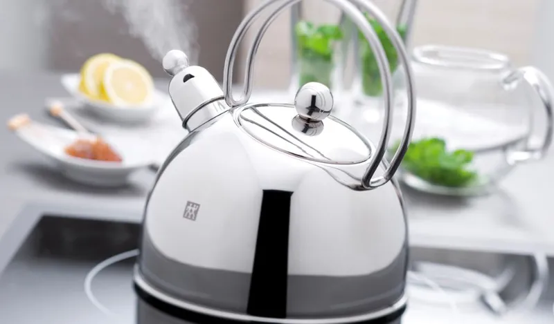Nước máy đang đun sôi trên bếp để đảm bảo an toàn khi uống