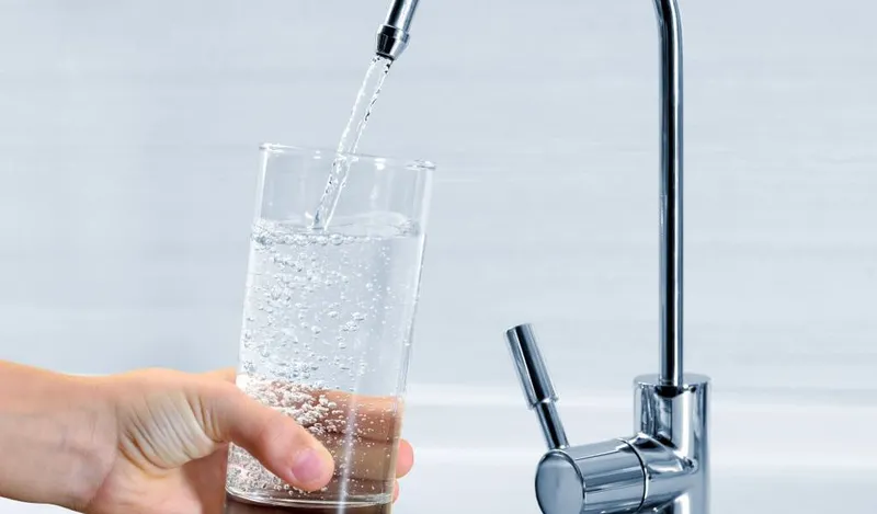 Uống nước từ chai thay vì trực tiếp từ vòi nước máy để đảm bảo vệ sinh