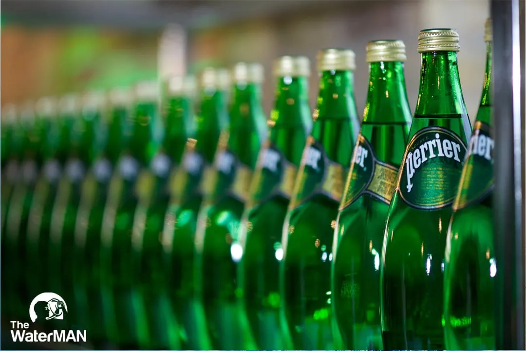 Chai nước khoáng Perrier với thiết kế đặc trưng, đại diện cho dòng nước có ga tự nhiên từ suối Vergèze.