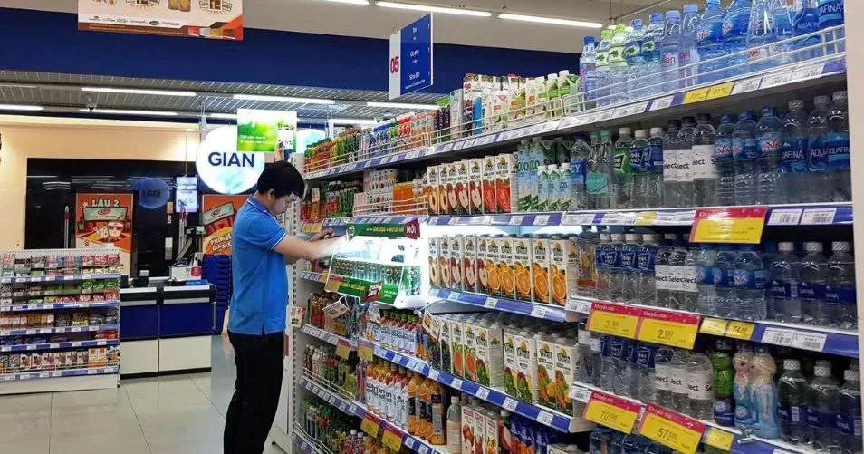 Mua nước khoáng kiềm tại siêu thị đảm bảo chất lượng nhưng giá thành có thể cao hơn