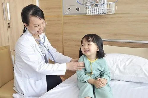 Bác sĩ đang thăm khám cho bệnh nhân, nhấn mạnh tầm quan trọng của việc tìm kiếm sự chăm sóc y tế khi sốt nặng