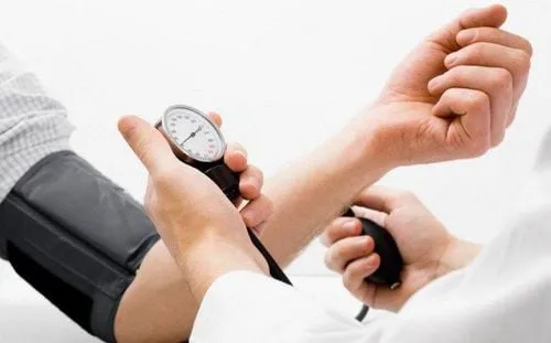 Nước khoáng có rất nhiều tác dụng cho sức khỏe, trong đó có thể giúp giảm huyết áp