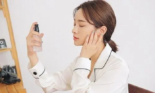 Nước xịt khoáng giúp lớp trang điểm bền đẹp