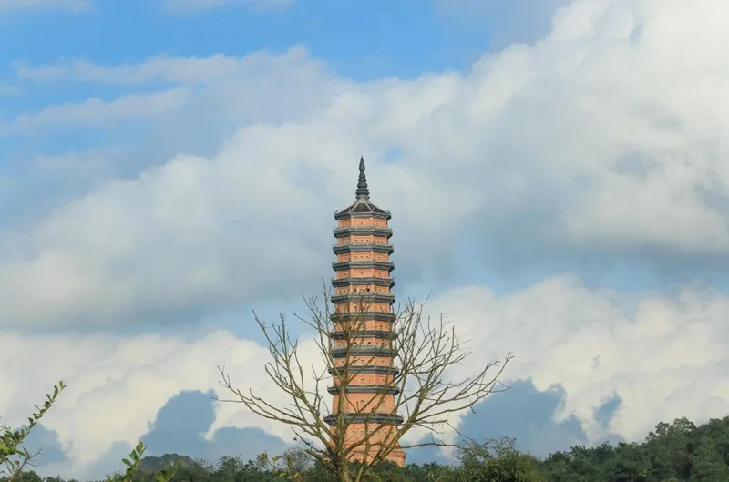Kiến trúc cổ kính và uy nghiêm của Chùa Bái Đính, quần thể tâm linh lớn nhất Việt Nam, gần suối khoáng nóng Kênh Gà
