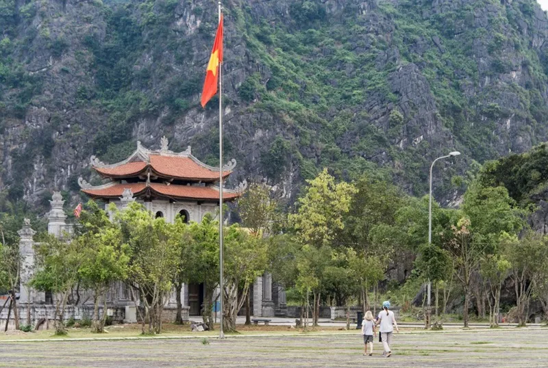 Cổng Tam Quan cổ kính dẫn vào Cố đô Hoa Lư, khu di tích lịch sử quan trọng tại Ninh Bình