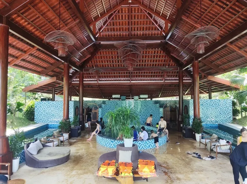 Bể tắm suối khoáng nóng với vòi sục massage hiện đại tại Kênh Gà, mang lại trải nghiệm thư giãn đẳng cấp