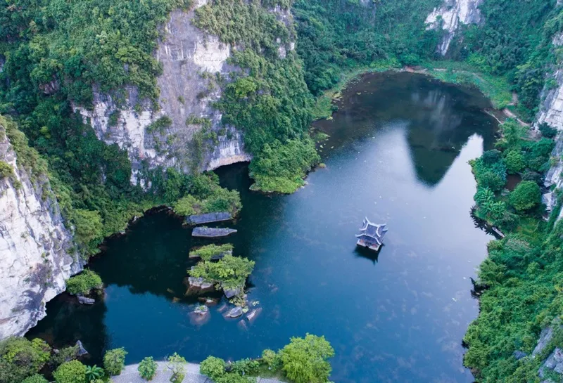 Thuyền rồng chở du khách len lỏi giữa những dãy núi đá vôi trùng điệp tại Khu du lịch sinh thái Tràng An, di sản thế giới của Ninh Bình