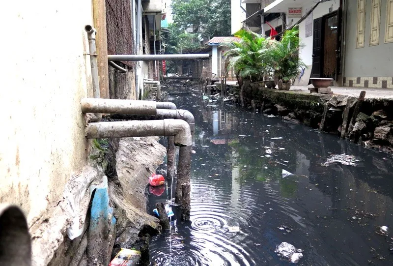 Nước thải sinh hoạt chưa qua xử lý bị xả trực tiếp ra môi trường nước