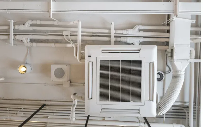 Đường ống đồng máy lạnh âm tường đang được thi công cẩn thận.