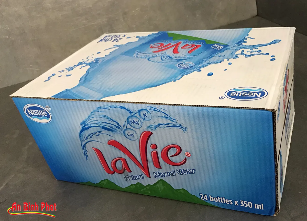 Thùng nước khoáng LaVie 350ml với 24 chai nhỏ tiện lợi, sẵn sàng cho mọi hoạt động