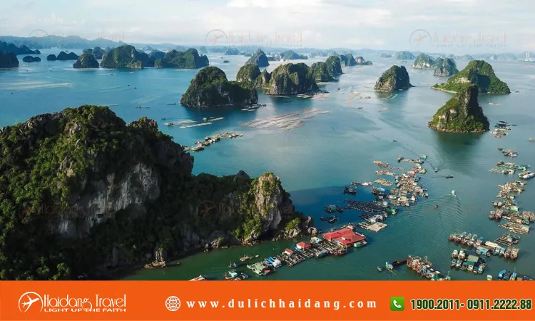 Vịnh Hạ Long, Quảng Ninh, với hàng ngàn hòn đảo đá vôi hùng vĩ