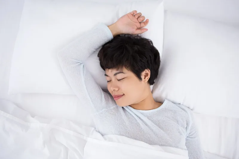 Ly nước chanh mật ong nhẹ nhàng giúp thư giãn tinh thần, mang lại giấc ngủ ngon và sâu hơn khi uống buổi tối