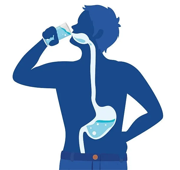 Người phụ nữ đang uống nước khoáng từ chai