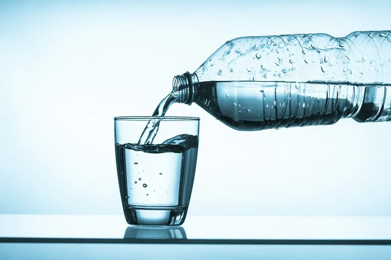 Chai nước khoáng Thạch Bích và các loại khoáng chất cần thiết cho cơ thể.
