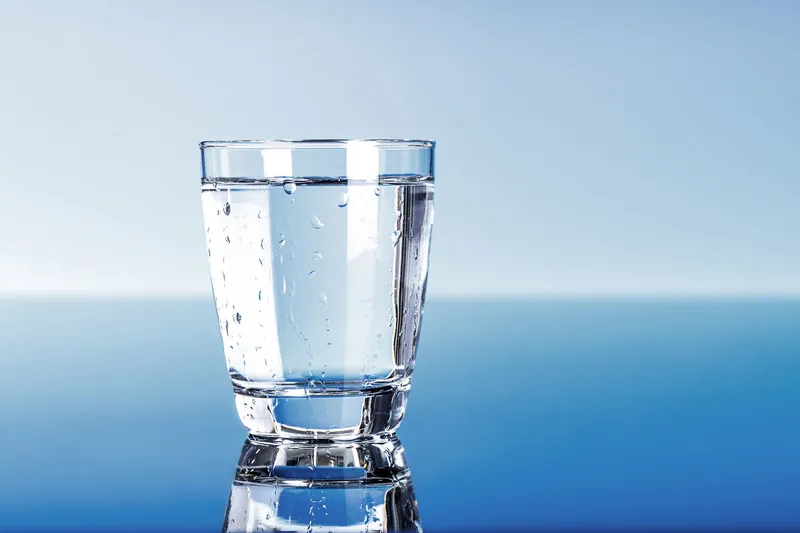 Cảnh báo về việc uống nước khoáng quá mức và nguy cơ ảnh hưởng đến sức khỏe.